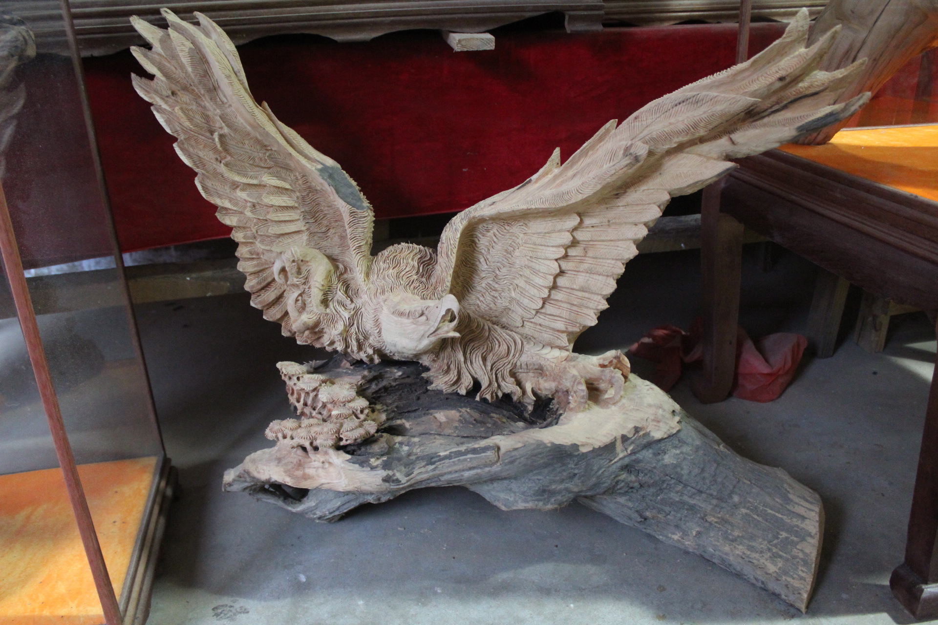 香柏木雕雄鷹展翅 大展宏圖的工藝品與辦公擺件